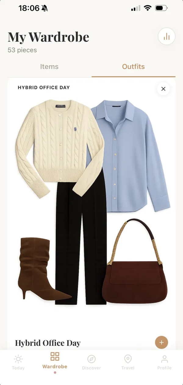 Eine Outfit-Collage für einen Hybrid Office Day: cremefarbener Zopfstrick, blaue Bluse, schwarze Hose, braune Stiefel und Tasche.