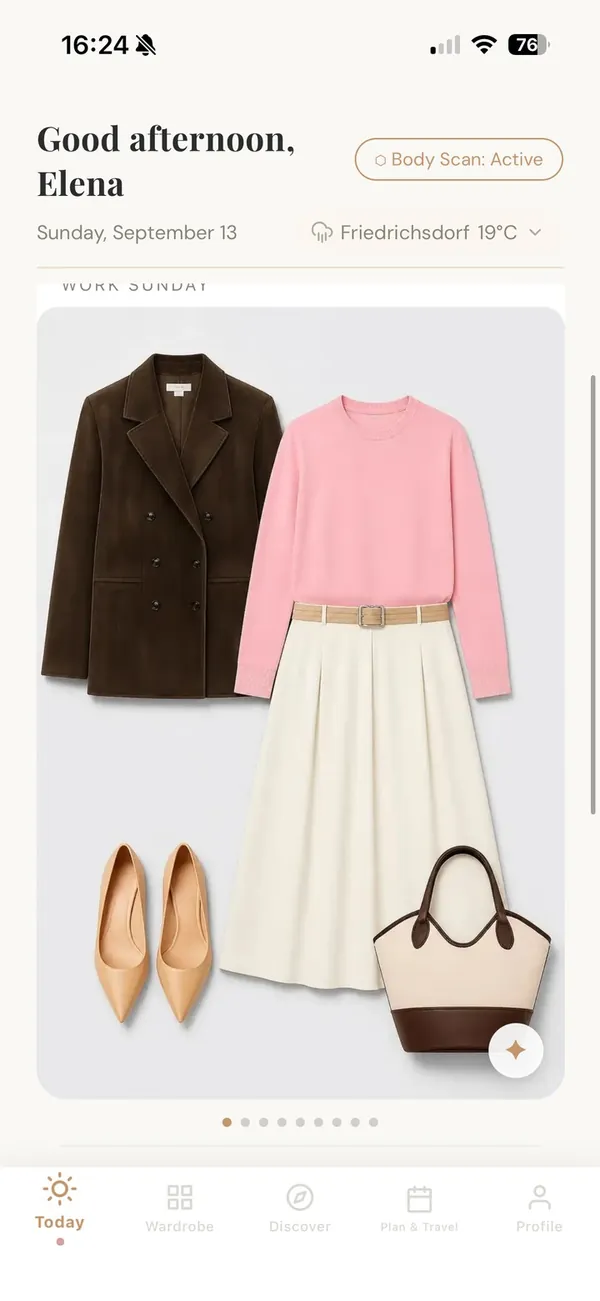 aurelle, Heute-Ansicht: „Good afternoon, Elena“, ein Outfit aus brauner Wildlederjacke, rosa Strick und cremefarbenem Rock.