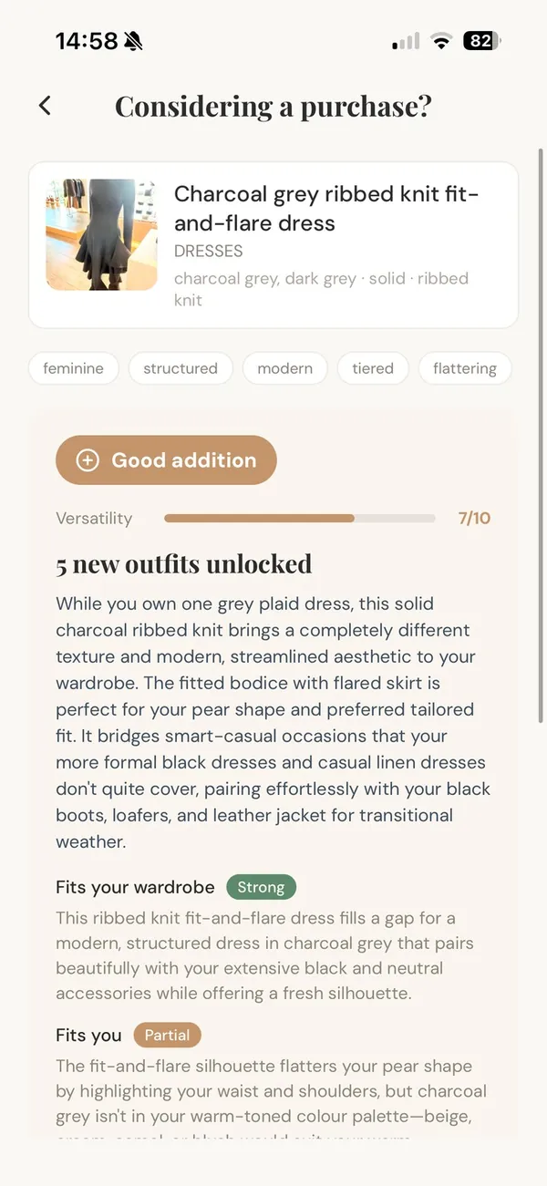Kaufentscheidung: ein anthrazitfarbenes Rippstrickkleid, bewertet als „Good addition“, Vielseitigkeit 7 von 10, 5 neue Outfits.