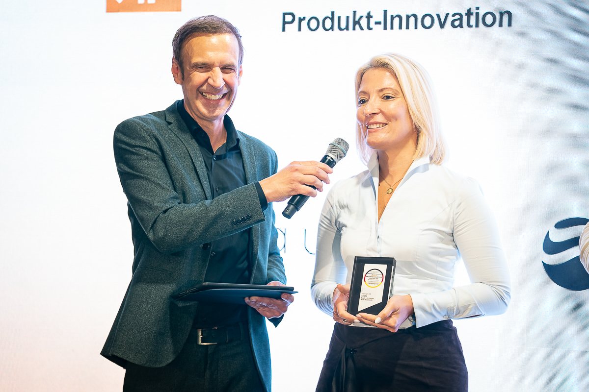 Elena Schulte-Ladbeck receiving the BIG BANG INNOVATION Award 2026 on stage